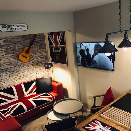 3 Double Bed Brittania Styled Central Home Near Lfc Sleeps 6 With Free Business Super Fast Fibre Broadband Liverpool Kültér fotó